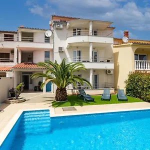 And Alenka Apartman